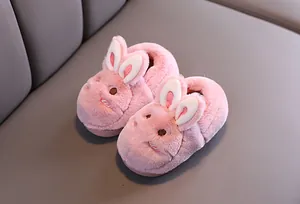 Gros plan de chaussons lapin en peluche rose pour bambins avec doublure en fourrure chaude