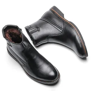 Vista detallada de botas de invierno negras para hombre con forro de piel marrón cálido