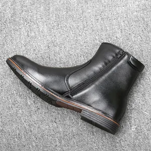 Vista lateral de botas de invierno negras para hombre con cremallera y suela robusta