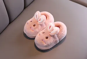Gros plan de chaussons lapin en peluche rose pour bébé avec doublure en polaire douce et chaude