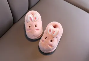 Gros plan de chaussons lapin en peluche rose pour tout-petits, design chaud et confortable