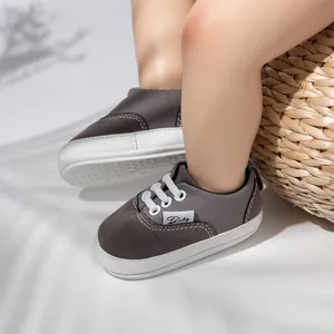 Detalle de zapatos grises para caminar de bebé con suelas antideslizantes