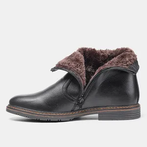 Vista detallada de bota de nieve para hombre con forro de piel sintética y cuero negro