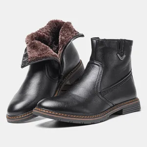 Vista detallada de botas altas de invierno negras para hombre con forro cálido de felpa