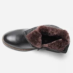 Detalle de bota de nieve para hombre que muestra el cálido forro de piel sintética.