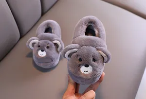 Gros plan de chaussons ours en peluche gris pour tout-petits, chaussures d'hiver douces