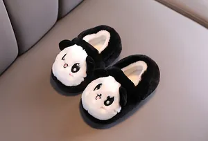 Vue détaillée de chaussons bébé panda en peluche avec doublure en velours chaud