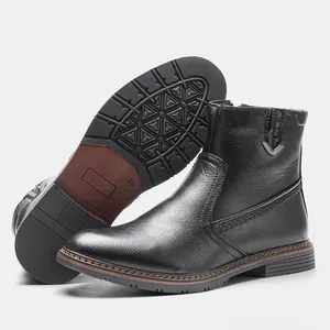 Primer plano de botas altas negras para hombre que muestra la suela antideslizante y el perfil