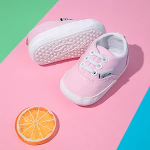 Detalle macro de zapatos rosas para bebé que muestra la suela de goma antideslizante