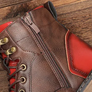 Vue détaillée de la fermeture éclair latérale et du cuir sur les bottines Martin