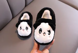 Vue détaillée de chaussons en peluche panda pour tout-petits avec doublure polaire chaude.