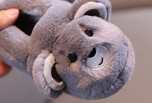 Vue détaillée d'un chausson en peluche gris pour tout-petit avec tête d'ours