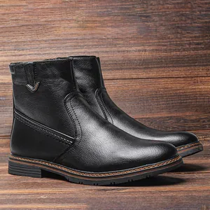 Detalle de botas de invierno cálidas para hombre con textura de cuero y cremallera