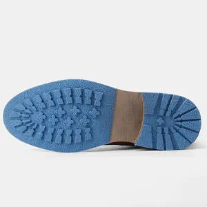 Vue détaillée de la semelle extérieure en caoutchouc bleu antidérapant pour bottes
