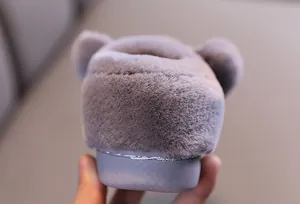 Gros plan du talon de chausson en peluche pour bébé avec texture douce et oreilles