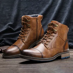 Vue latérale détaillée de bottines de travail en cuir marron avec fermeture éclair et lacets.