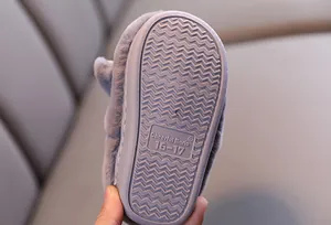 Gros plan de la semelle des chaussons bébé Cheerful Mario avec motif antidérapant