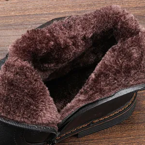 Detalle del forro de piel sintética marrón y cremallera lateral en botas negras para hombre.