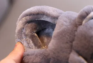 Vue détaillée de la doublure en peluche épaisse et douce des chaussons d'hiver gris pour bébés