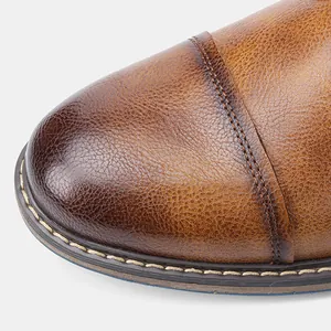 Gros plan sur l'embout en cuir marron d'une bottine, finition vintage et coutures