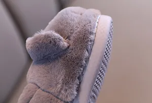 Gros plan sur la doublure en peluche grise épaisse et la semelle antidérapante bébé