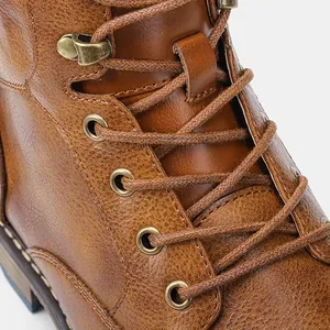 Gros plan détaillé des bottines Martin en cuir marron avec œillets et lacets ronds