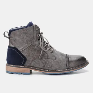 Vue latérale de bottes Martin grises pour hommes avec accents en daim bleu et fermeture éclair.