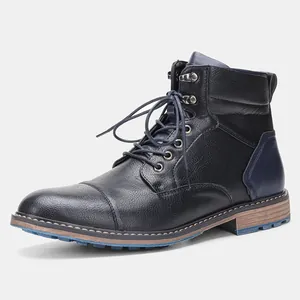 Vue détaillée des bottines Martin en cuir noir pour hommes avec des accents bleus.