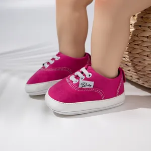 Zapatos clásicos para bebé en color magenta con suela de goma antideslizante y lona.