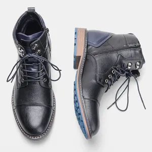 Détail des bottines Martin noires pour hommes avec fermeture éclair et semelle bleue