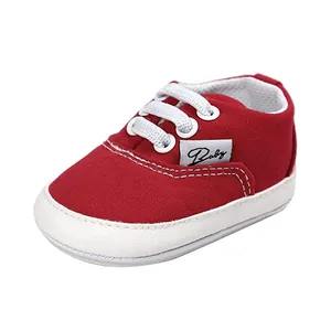 Zapatos clásicos de lona roja para bebé con suela de goma blanca y diseño de cordones