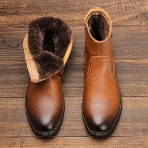 Vista superior de botas de invierno para hombre con forro de felpa cálido y cremallera lateral.
