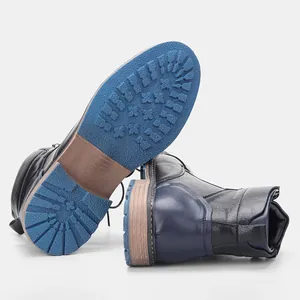Détail de bottines en cuir pour hommes avec semelle antidérapante bleue durable et style