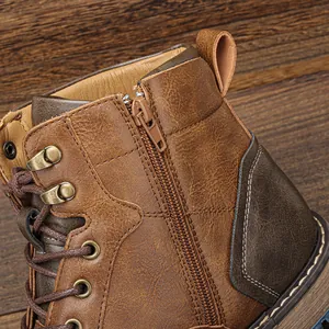 Gros plan détaillé de bottes de travail en cuir brun avec fermeture éclair latérale