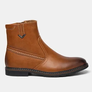 Vista lateral de botas de invierno marrones para hombre con cuero y detalle de cremallera