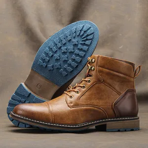 Vue détaillée de bottes de travail en cuir marron avec texture et semelle bleue