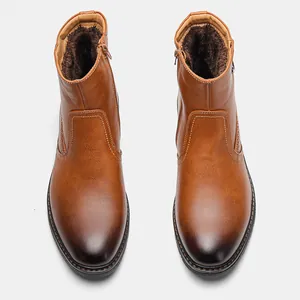 Vista superior de botas de invierno marrones para hombre con forro polar y cremallera lateral.