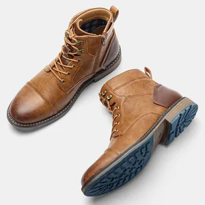 Gros plan de bottines Martin marron pour hommes avec fermeture éclair et semelle