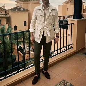 Vue détaillée d'une veste safari rayée pour hommes avec plusieurs poches et ceinture