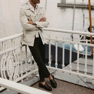 Giacca casual da uomo a righe con tasche multiple in un raffinato ambiente esterno