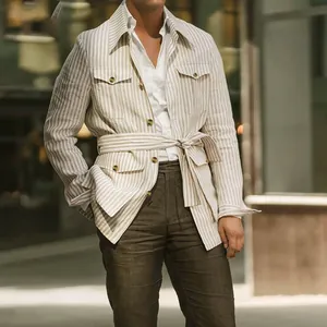 Giacca safari da uomo a righe con cintura e tasche utility in tonalità naturali ed eleganti.