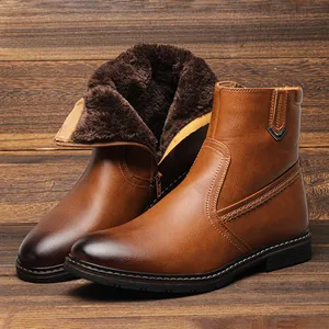 Detalle de botas de invierno marrones para hombre con forro de piel sintética y cremallera.