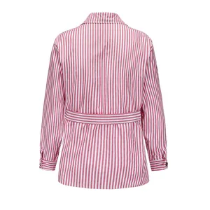 Vista posteriore dettagliata di una giacca casual da uomo a righe verticali rosa e bianche