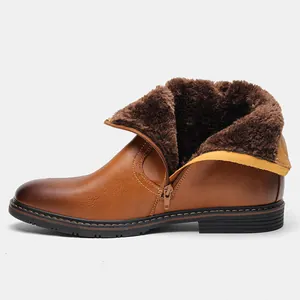Detalle lateral de botas de invierno para hombre con forro de pelo sintético y cremallera.