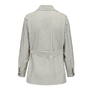 Vista posteriore di un blazer a righe casual da uomo con dettaglio cintura in vita