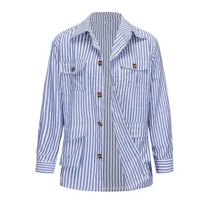 Vista frontale di una giacca casual da uomo a righe verticali blu e bianche con tasche