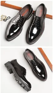 Nahaufnahme von schwarzen Lackleder-Business-Schuhen für Herren mit dicker Gummiprofilsohle