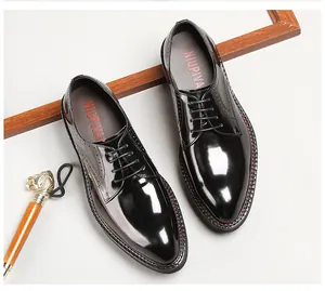 Nahaufnahme von schwarzen glänzenden Business-Schuhen mit eleganten Brogue-Details.