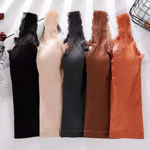 Confezione da 5 canotte a coste con bordo in pizzo e imbottiture in vari colori caldi