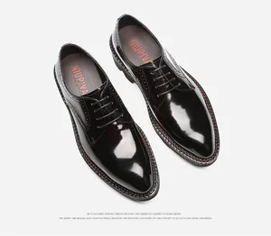 Polierte schwarze Herrenschuhe im Business-Stil mit dicker Gummisohle